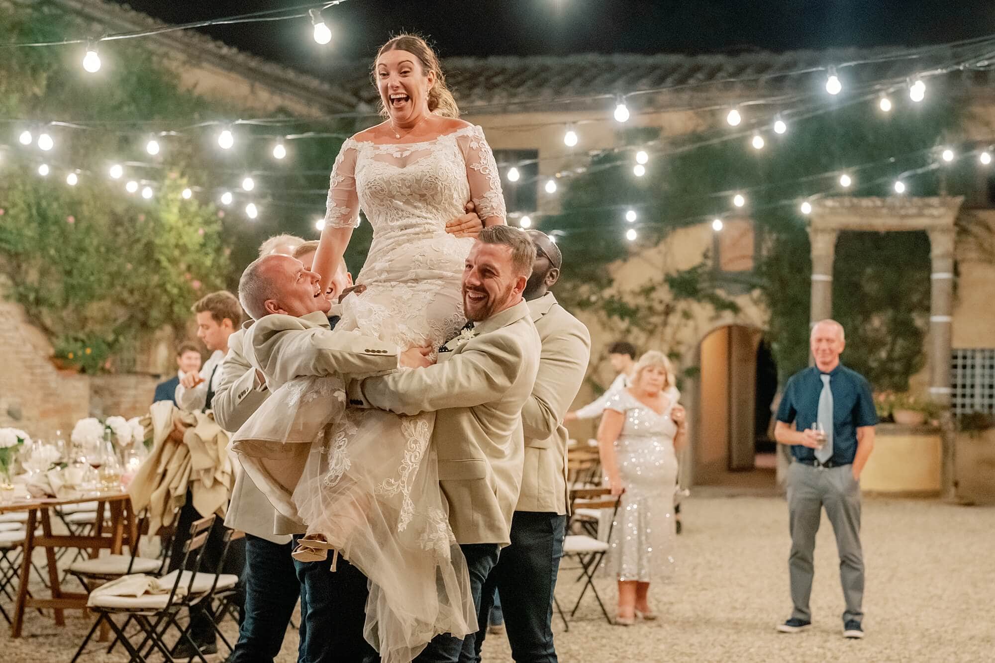 lifting the bride at villa catignano