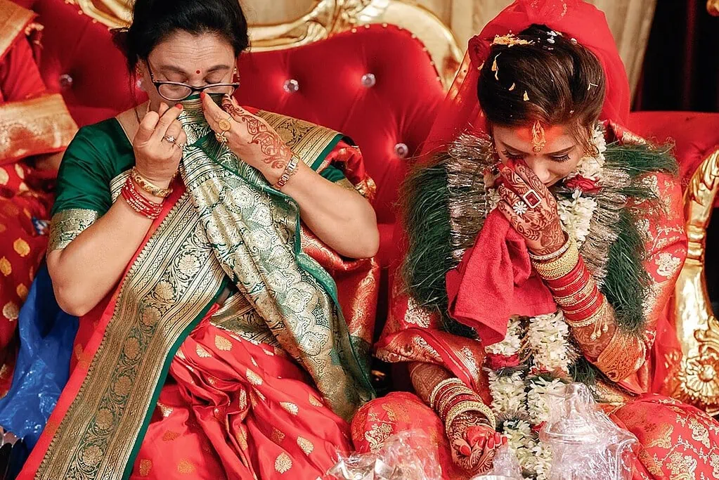 emotional bride and aunt during the mukh herne