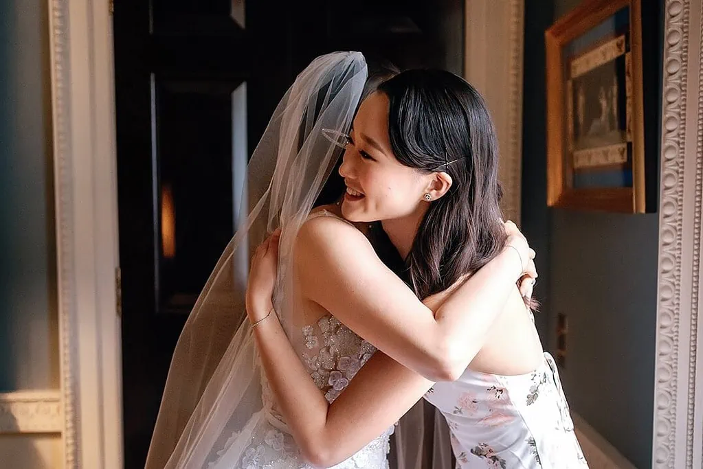 bride and sister hugging