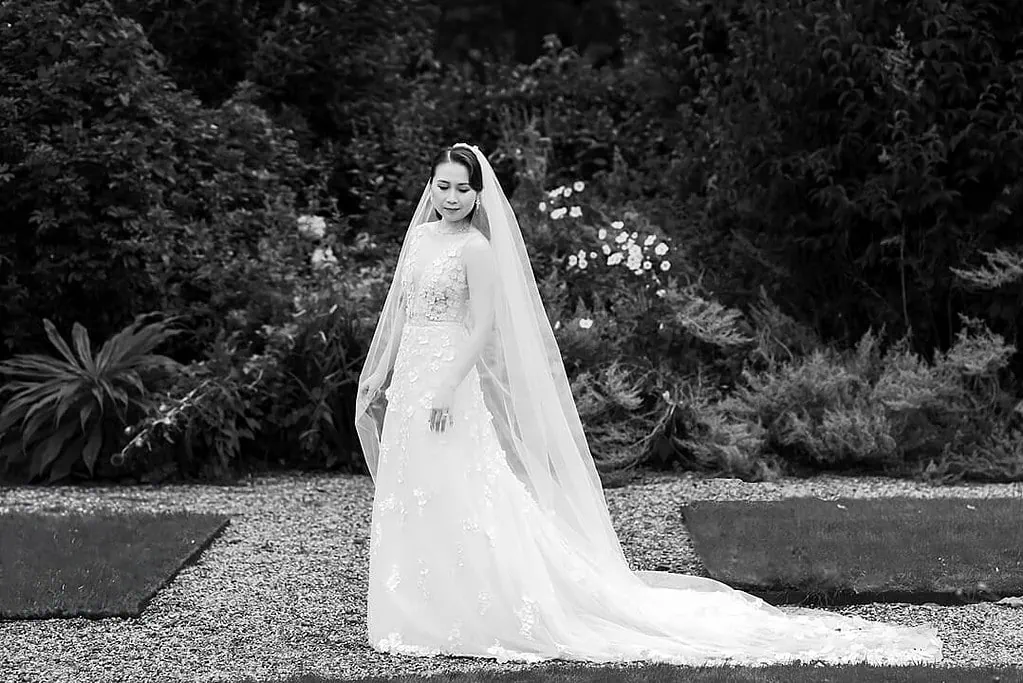 bridal portrait on the grounds of Spencer House