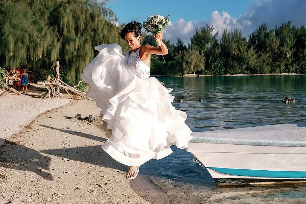 bride and groom arriving on Motu Tiahura , Tahiti Wedding Photographer